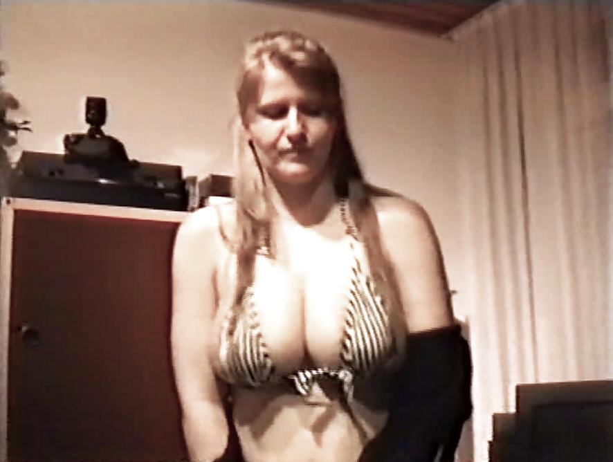 10P SAG – Heiße, üppige Bikini-Schlampe mit großen Brüsten 11