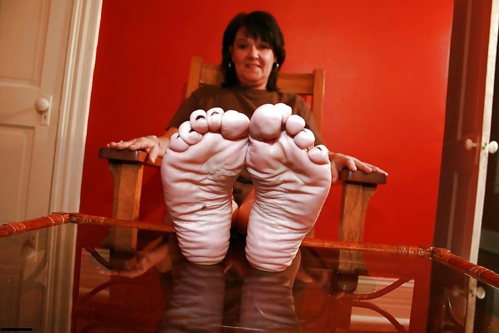 24P Mature Feet