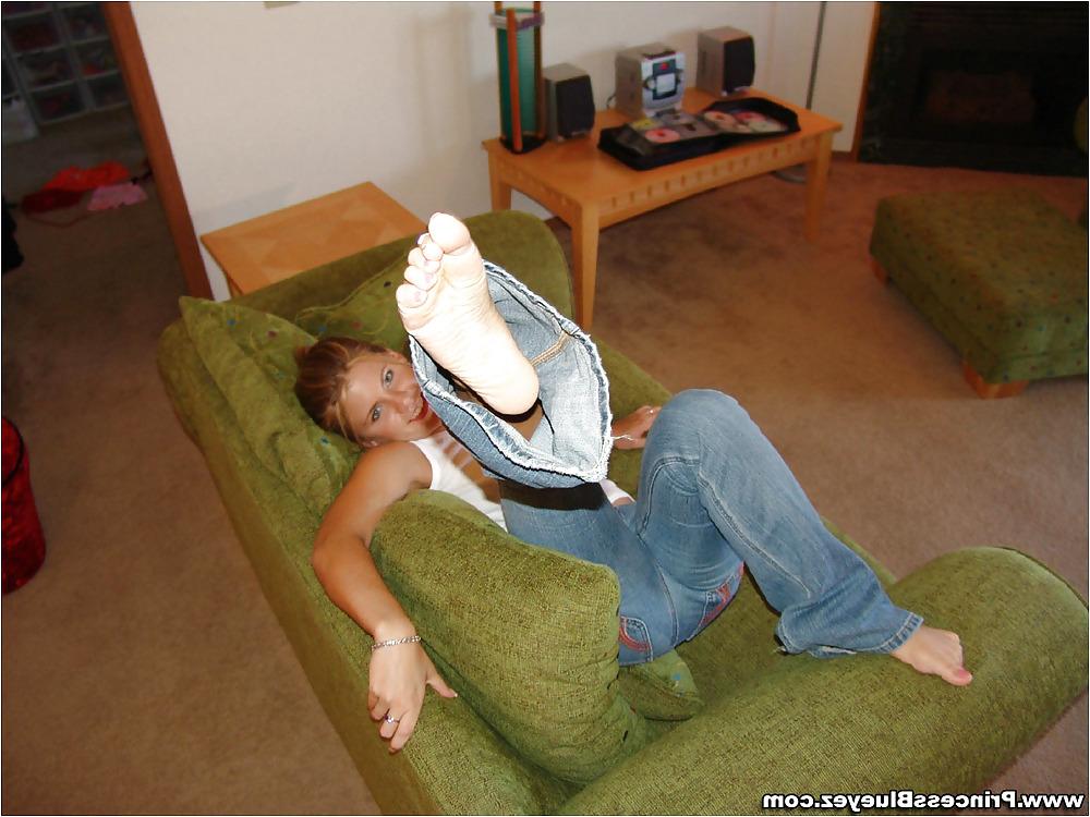25P Cute hot blondie Princess Blueyez show her fuckable soles