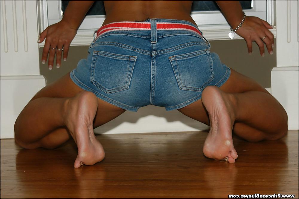 25P Cute hot blondie Princess Blueyez show her fuckable soles