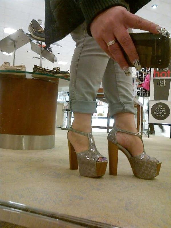 25P CAN'T STOP LOOKING AT WOMANS SEXY TOES