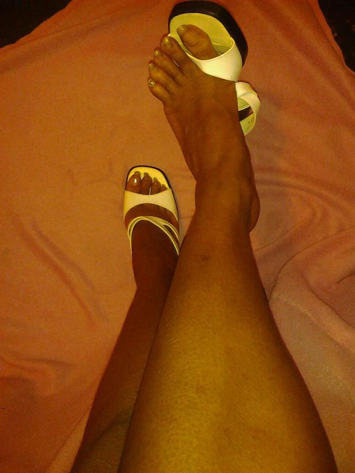 25P CAN'T STOP LOOKING AT WOMANS SEXY TOES
