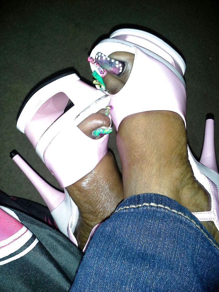 25P CAN'T STOP LOOKING AT WOMANS SEXY TOES