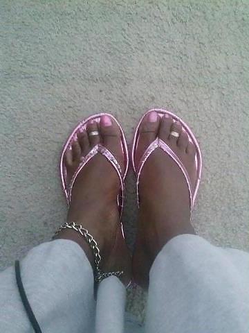 25P CAN'T STOP LOOKING AT WOMANS SEXY TOES