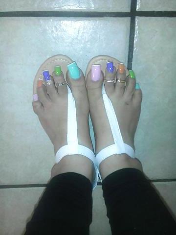 25P CAN'T STOP LOOKING AT WOMANS SEXY TOES