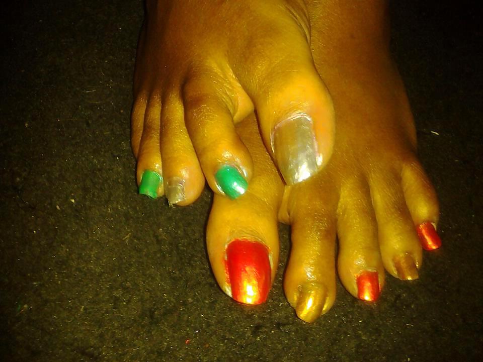 25P CAN'T STOP LOOKING AT WOMANS SEXY TOES