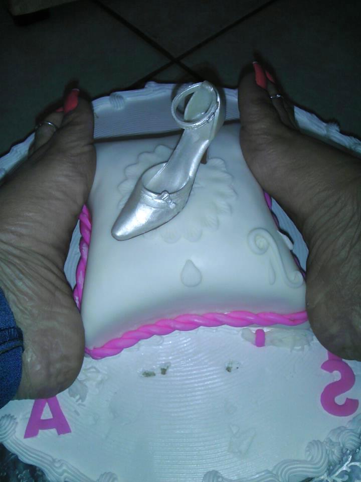 25P CAN'T STOP LOOKING AT WOMANS SEXY TOES