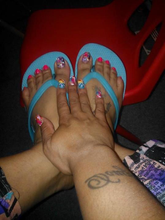 25P CAN'T STOP LOOKING AT WOMANS SEXY TOES