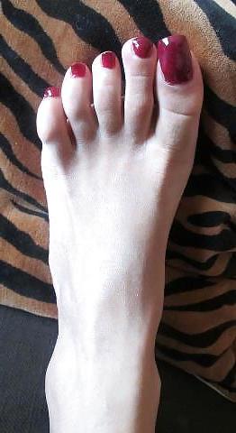 25P CAN'T STOP LOOKING AT WOMANS SEXY TOES