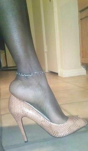 25P CAN'T STOP LOOKING AT WOMANS SEXY TOES