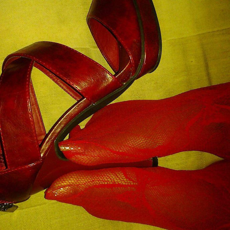 25P CAN'T STOP LOOKING AT WOMANS SEXY TOES
