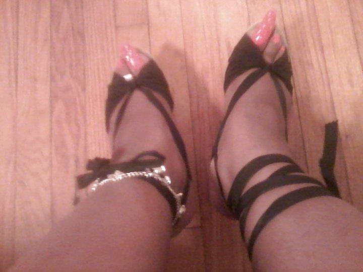 25P CAN'T STOP LOOKING AT WOMANS SEXY TOES