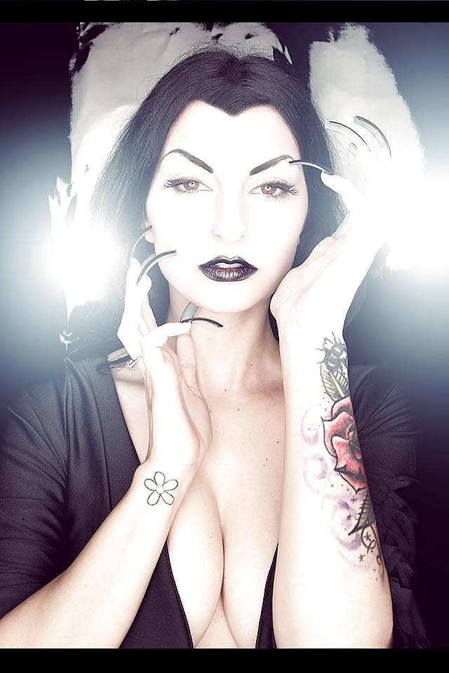 25P Tattoo models (female) 19.2