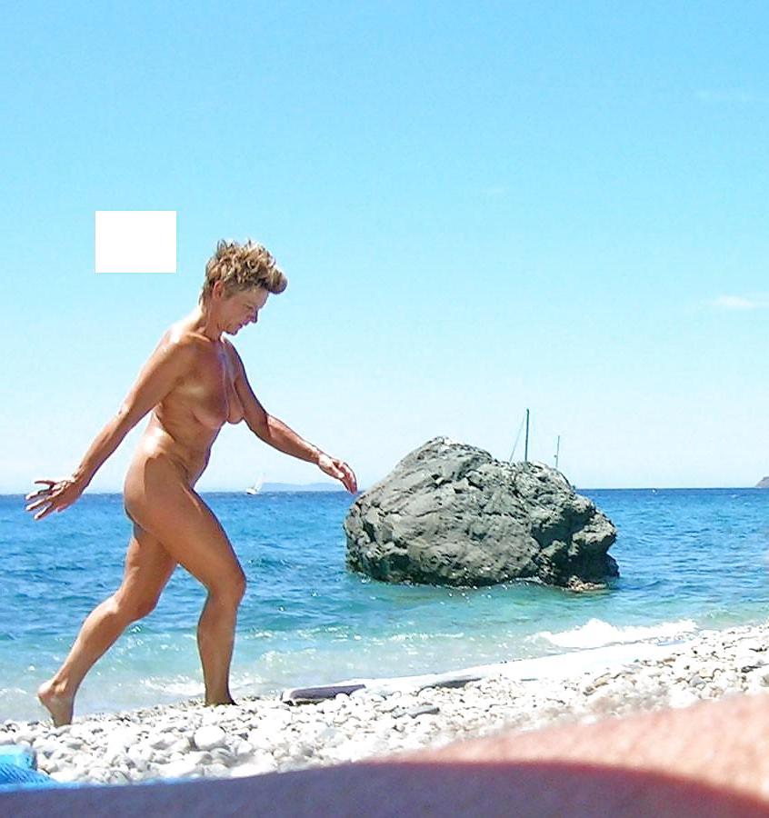 8P GRANNY TOPLESS