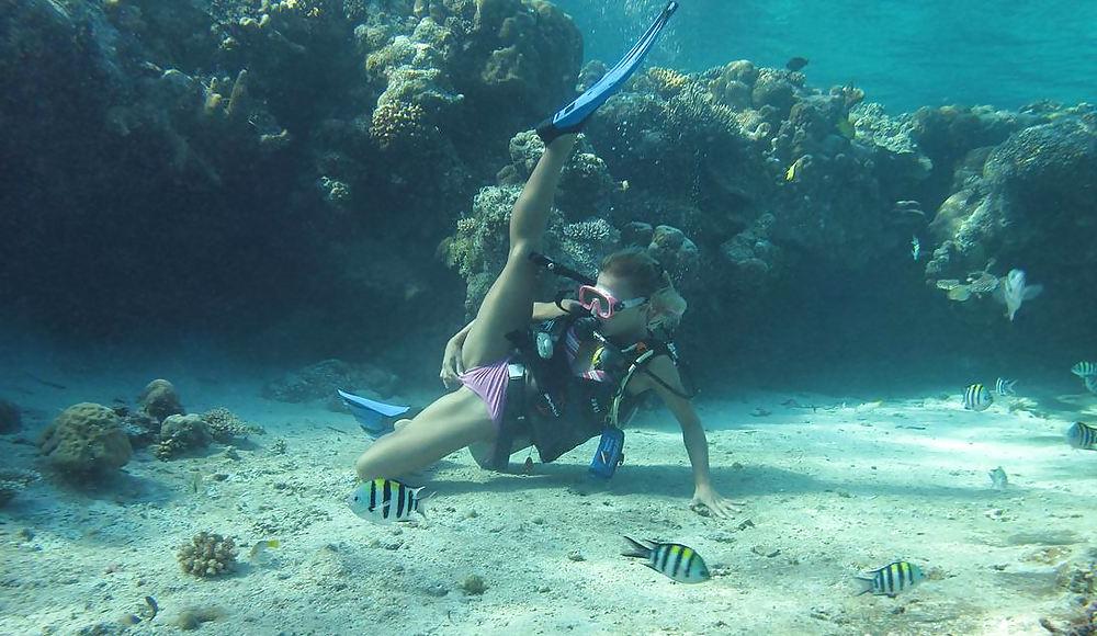 11P Nude Diving