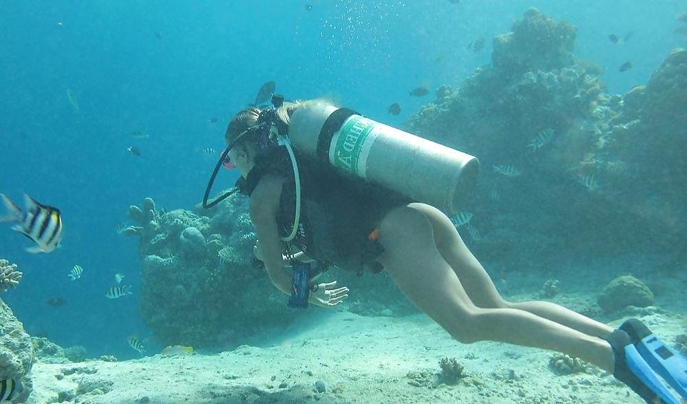 11P Nude Diving