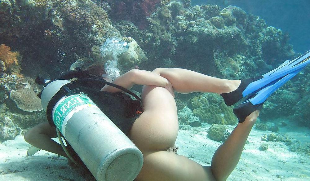 11P Nude Diving