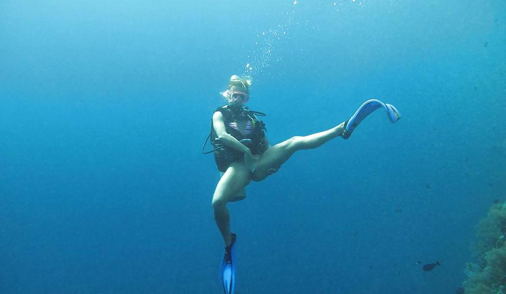 11P Nude Diving