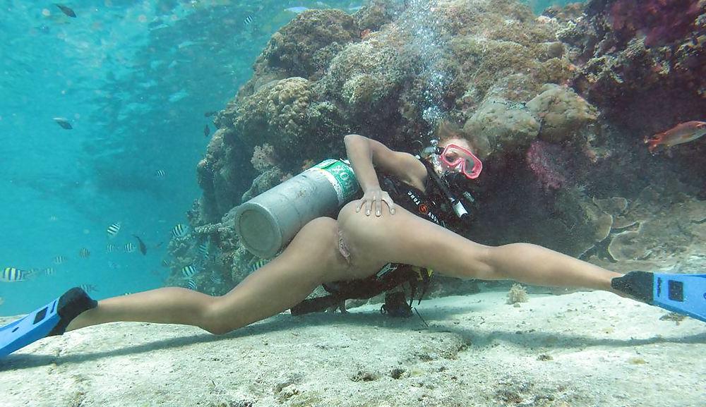 11P Nude Diving
