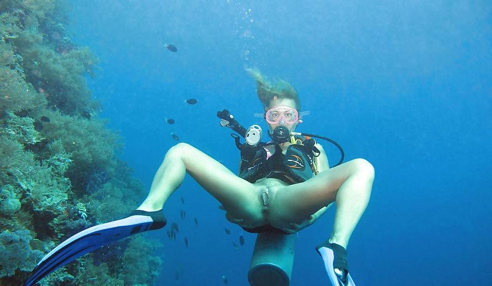 11P Nude Diving