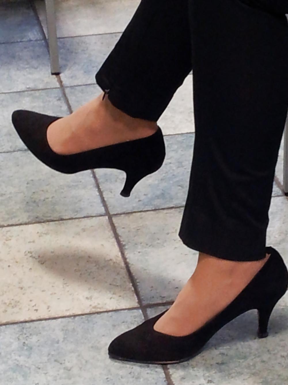 8P Candid girl feet heels shiny leggings