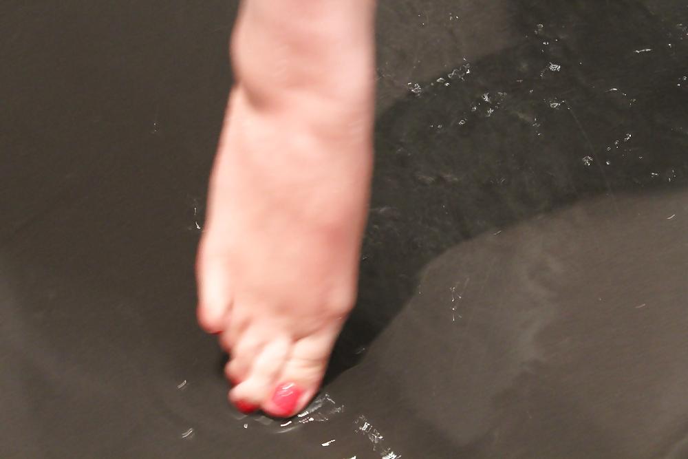 25P Wifes SEXY shower wet feet foot red toes