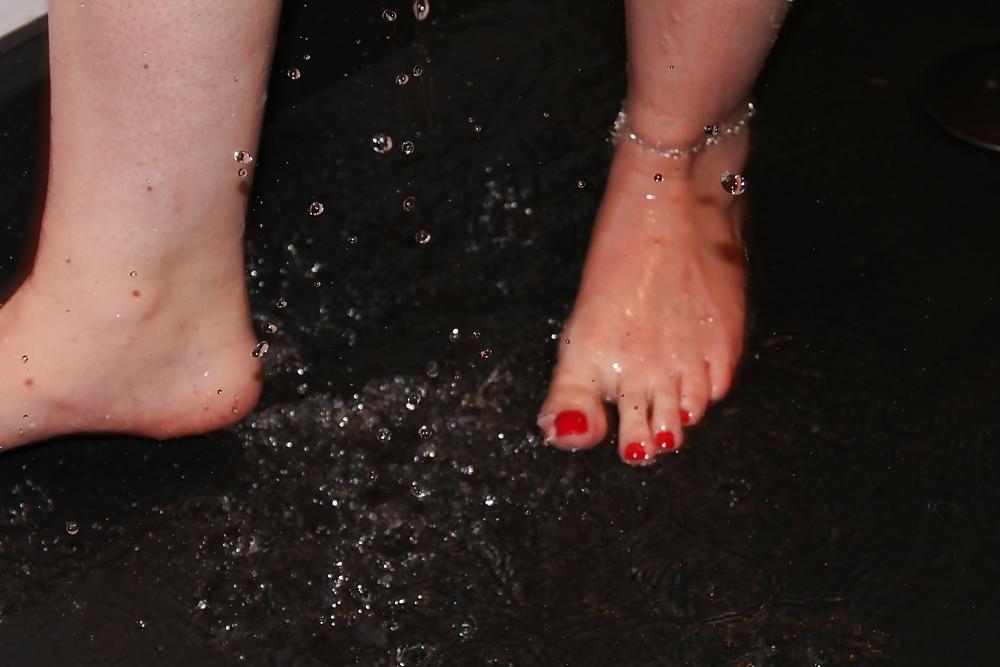 25P Wifes SEXY shower wet feet foot red toes