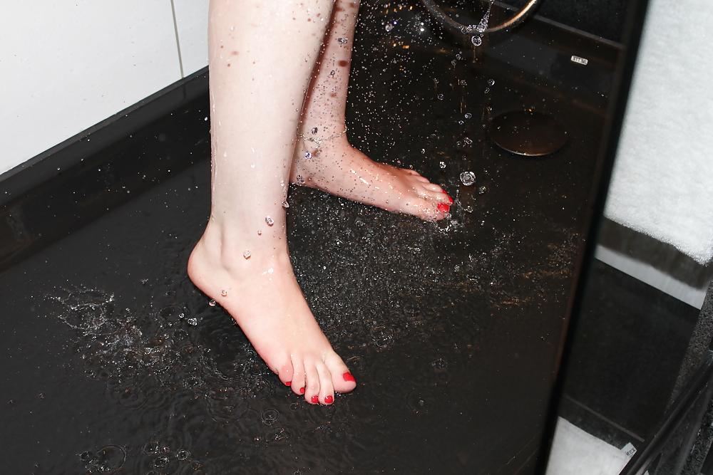 25P Wifes SEXY shower wet feet foot red toes