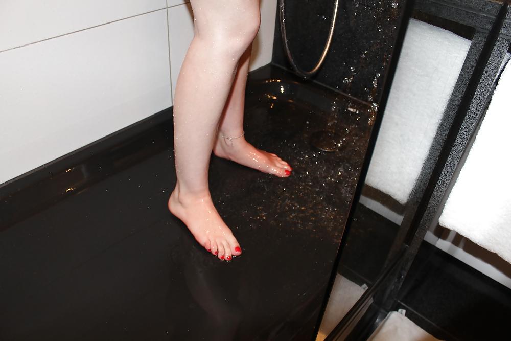 25P Wifes SEXY shower wet feet foot red toes
