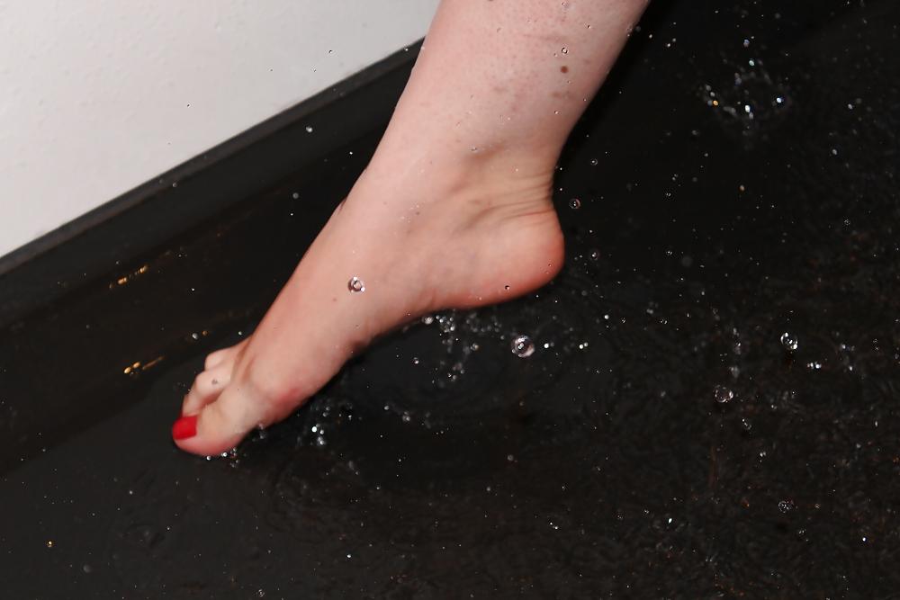 25P Wifes SEXY shower wet feet foot red toes