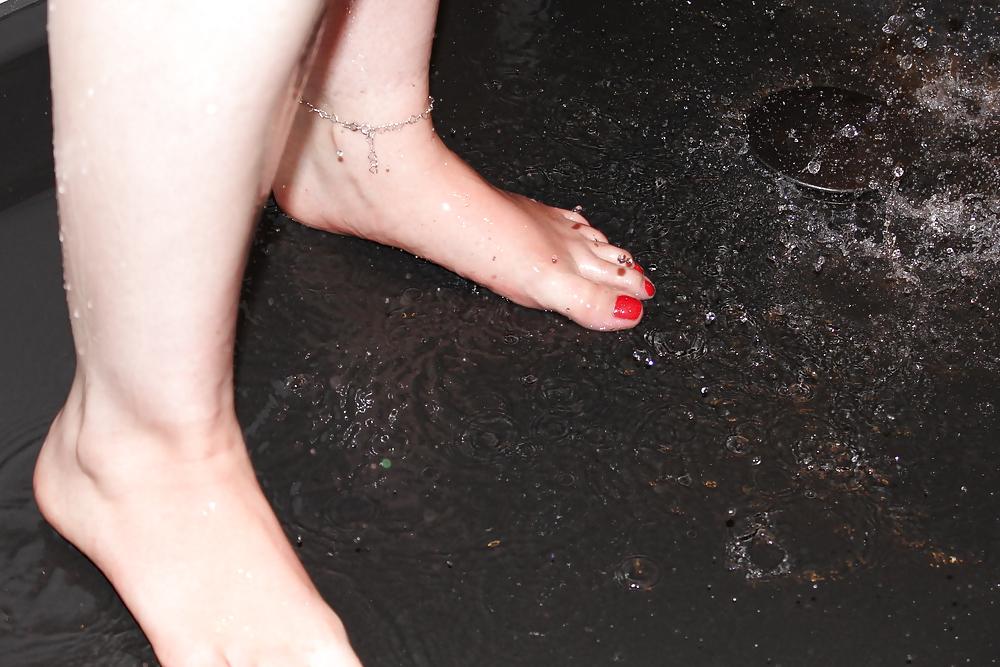 25P Wifes SEXY shower wet feet foot red toes