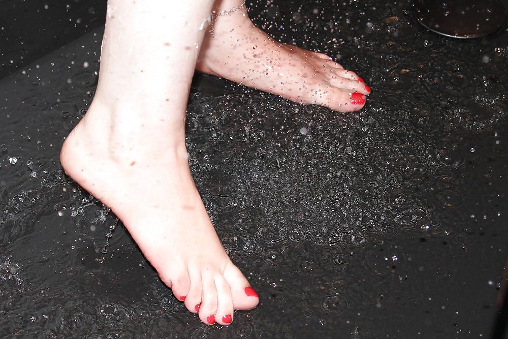 25P Wifes SEXY shower wet feet foot red toes