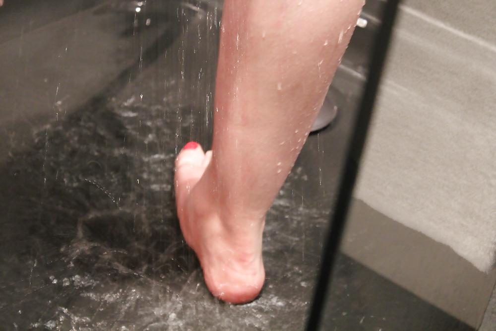 25P Wifes SEXY shower wet feet foot red toes