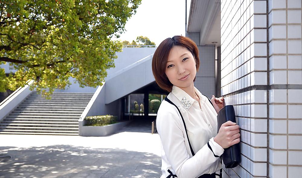 25P Japanese housewife flashing in public