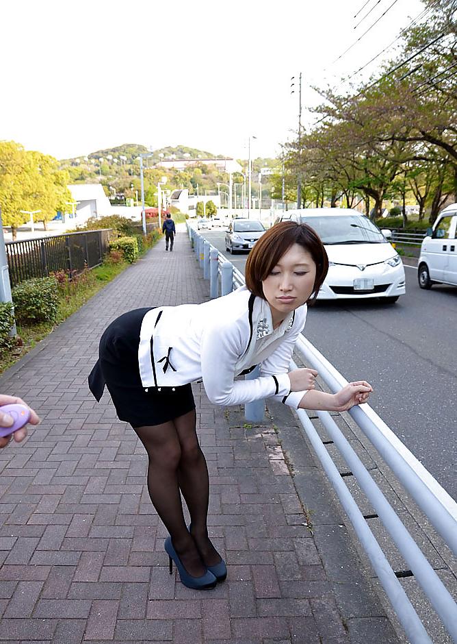 25P Japanese housewife flashing in public