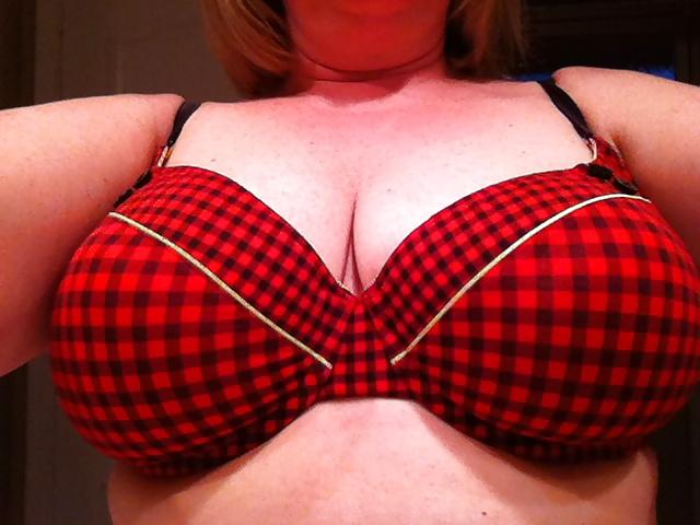 10P Exgirlfriends mom exposes Huge Juggs through her own webcam
