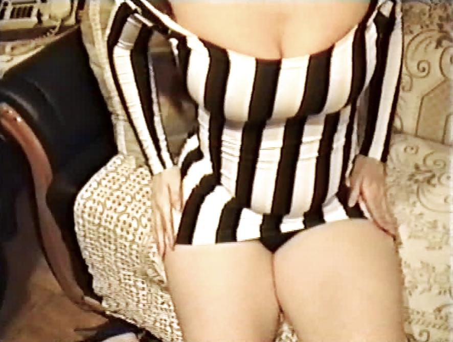 12P SAG – Vollbusige Schlampe in einem engen, gestreiften, sexy Minikleid 06