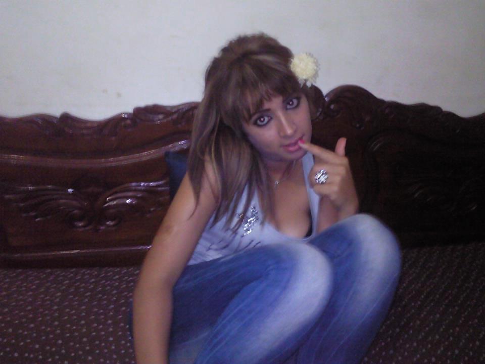 17P Lool at this Tunisian bitch 