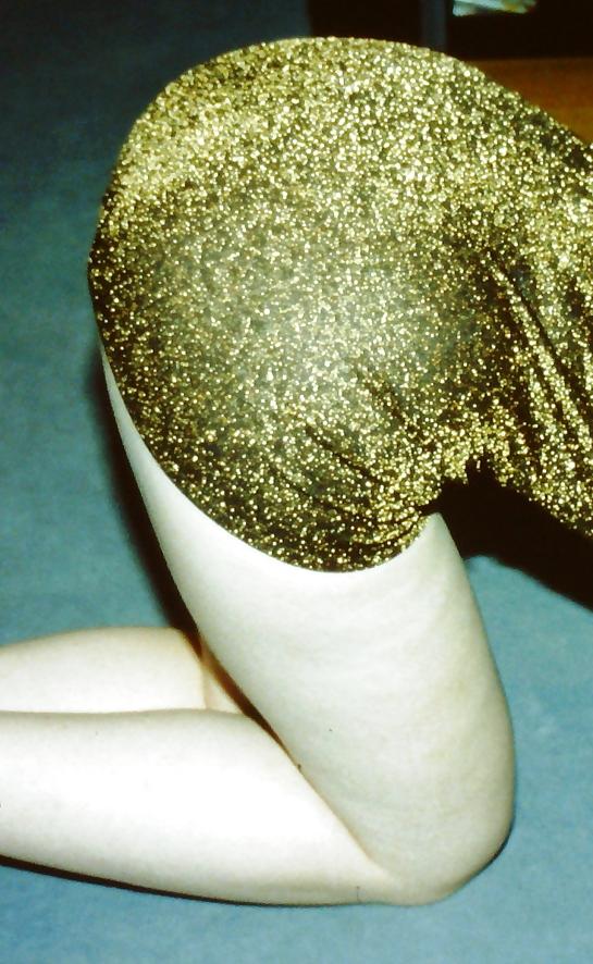 16P SAG – Titten einer jungen Schlampe im goldenen Kleid mit Spaghettiträgern 09