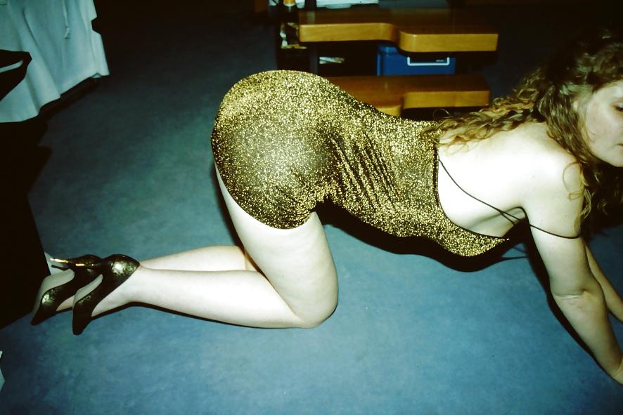 16P SAG – Titten einer jungen Schlampe im goldenen Kleid mit Spaghettiträgern 09