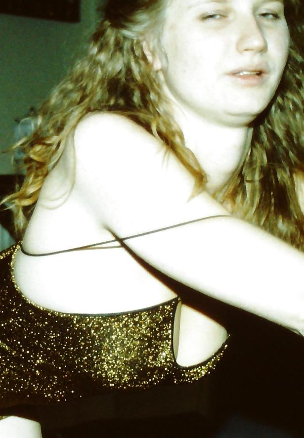 16P SAG – Titten einer jungen Schlampe im goldenen Kleid mit Spaghettiträgern 09