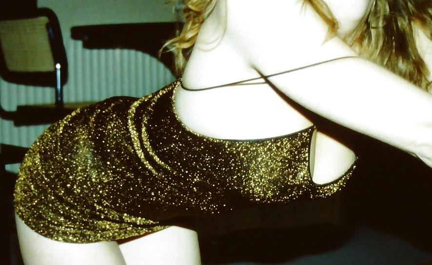 16P SAG – Titten einer jungen Schlampe im goldenen Kleid mit Spaghettiträgern 09
