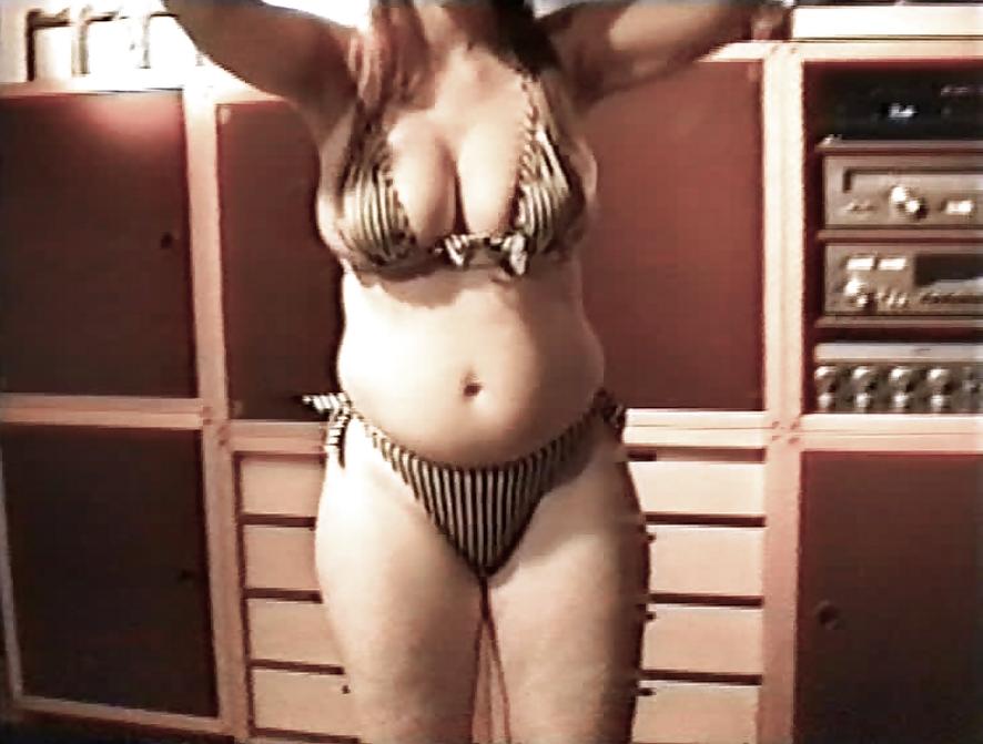 15P SAG - Hot Voluptuous Big Boobed Bikini Bitch 15