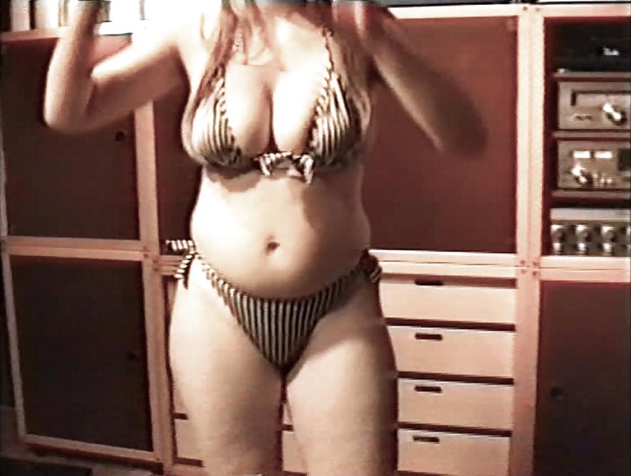 15P SAG - Hot Voluptuous Big Boobed Bikini Bitch 15