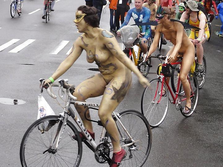25P Nude Painted Ladies in Public Fetish Gallery 2
