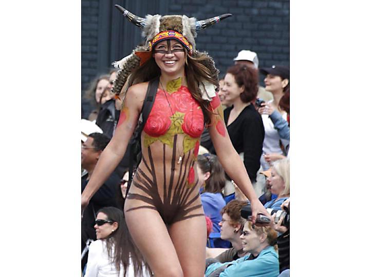 25P Nude Painted Ladies in Public Fetish Gallery 2