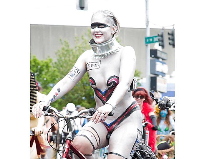 25P Nude Painted Ladies in Public Fetish Gallery 2