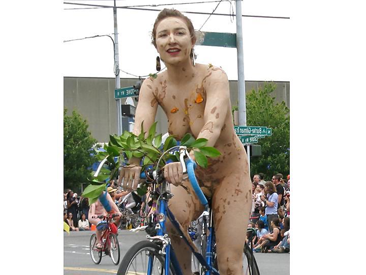 25P Nude Painted Ladies in Public Fetish Gallery 2