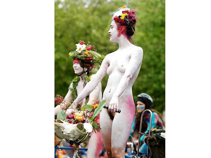 25P Nude Painted Ladies in Public Fetish Gallery 2