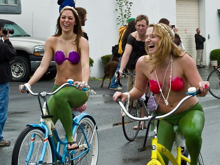 25P Nude Painted Ladies in Public Fetish Gallery 3